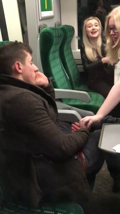 Ils abandonnent leur pote bourré, endormi dans le train