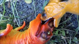 Tyrannosaurus Rex vs Big VelociRaptor. Dinosaurs Toys Battle