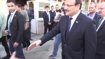Başbakan Yardımcısı Çavuşoğlu, Vatandaşları Selamladı