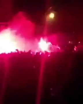 Les supporters de l'OM tentent de réveiller les joueurs parisiens devant leur hôtel avant le clasico