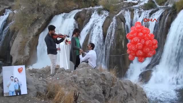 Van Muradiye Şelalesi'nde Sürpriz Evlenme Teklifi