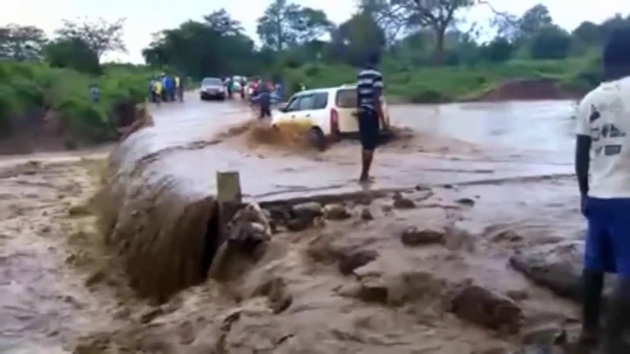 Ce Conducteur débile veut traverser un pont inondé... Adieu