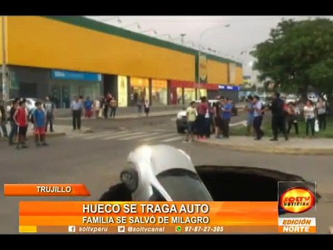 Sa voiture se fait avaler par un trou béant dans la chaussée