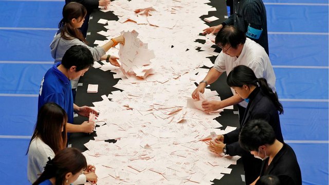 Coligação do PM Shinzo Abe venceu legislativas japonesas, segundo as sondagens à boca das urnas
