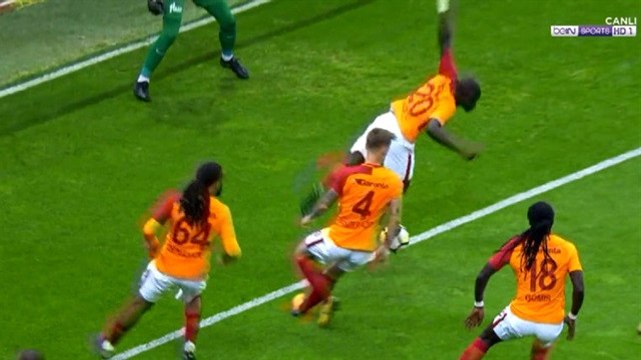 Cüneyt Çakır, Galatasaray-Fenerbahçe Maçında Verdiği Kararlarla Fenerlileri Çıldırttı