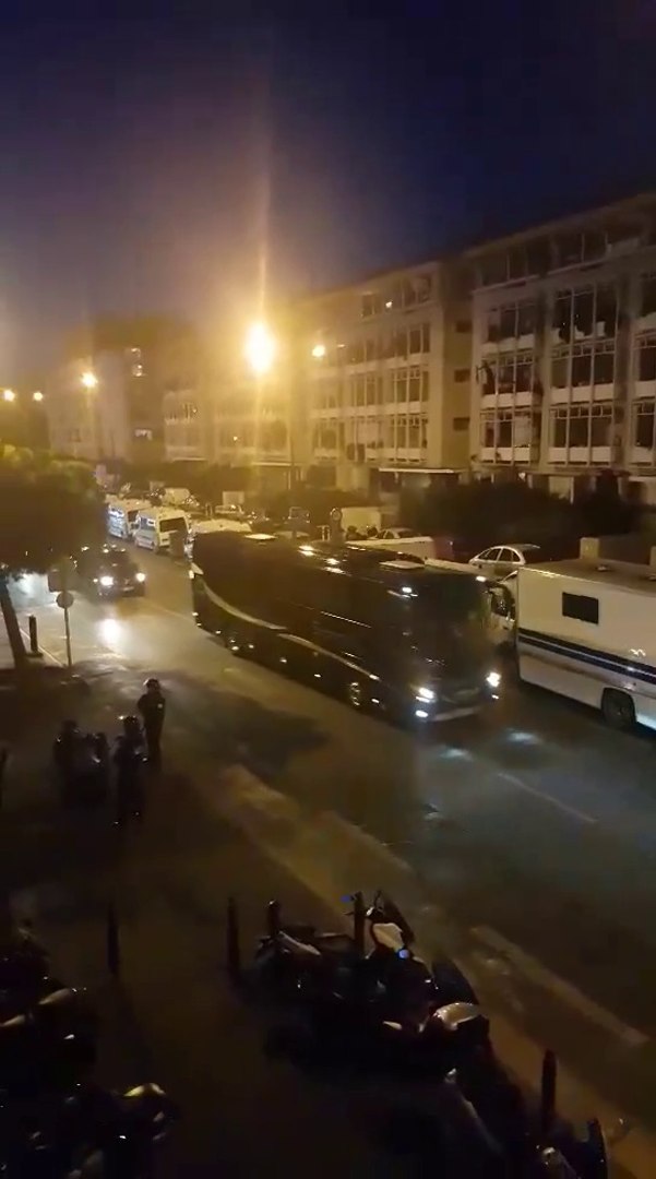 VIDEO. Insolite : un supporter de l'OM accroche un drapeau marseillais sur  le bus du PSG