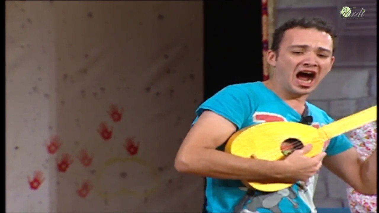 لما تفتكر نفسك عبد الحليم وانت صغير وتفضل تغني بصوت عالي