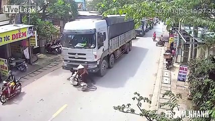 Bisikletli adam kamyonun lastikleri arasında kaldı