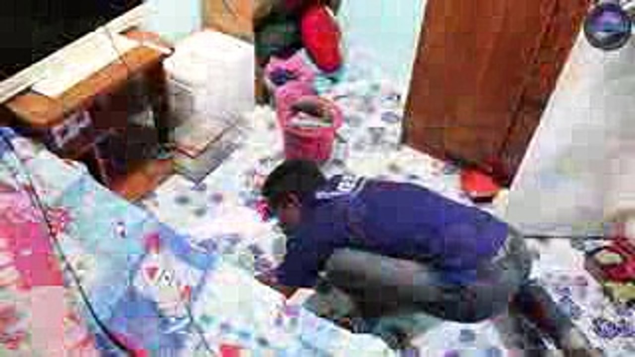 Escuchaba ruidos por las noches, Cuando revisó debajo de su cama casi le da un infarto!