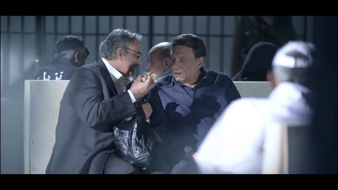 ذات مومنت " لما تكون مسجون ويجيلك " حرنكش " في الزيارة " .... شوف رد الزعيم عادل إمام #العراف