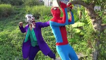 Homem Aranha vs Palhaço e Elsa anexar pneus! Doces Bebê crianças Super-herói da família na vida
