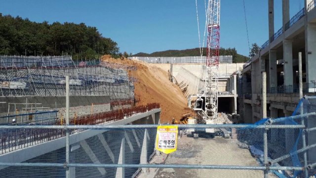 [속보] 용인시 공사장 축대 붕괴...2명 매몰·5명 구조 / YTN