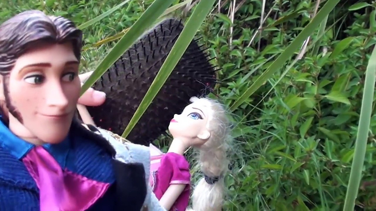 Frozen Elsa and Anna Toddlers in trouble! Mother Gothel steals them! Frozen Kidnapped Toys In Action
