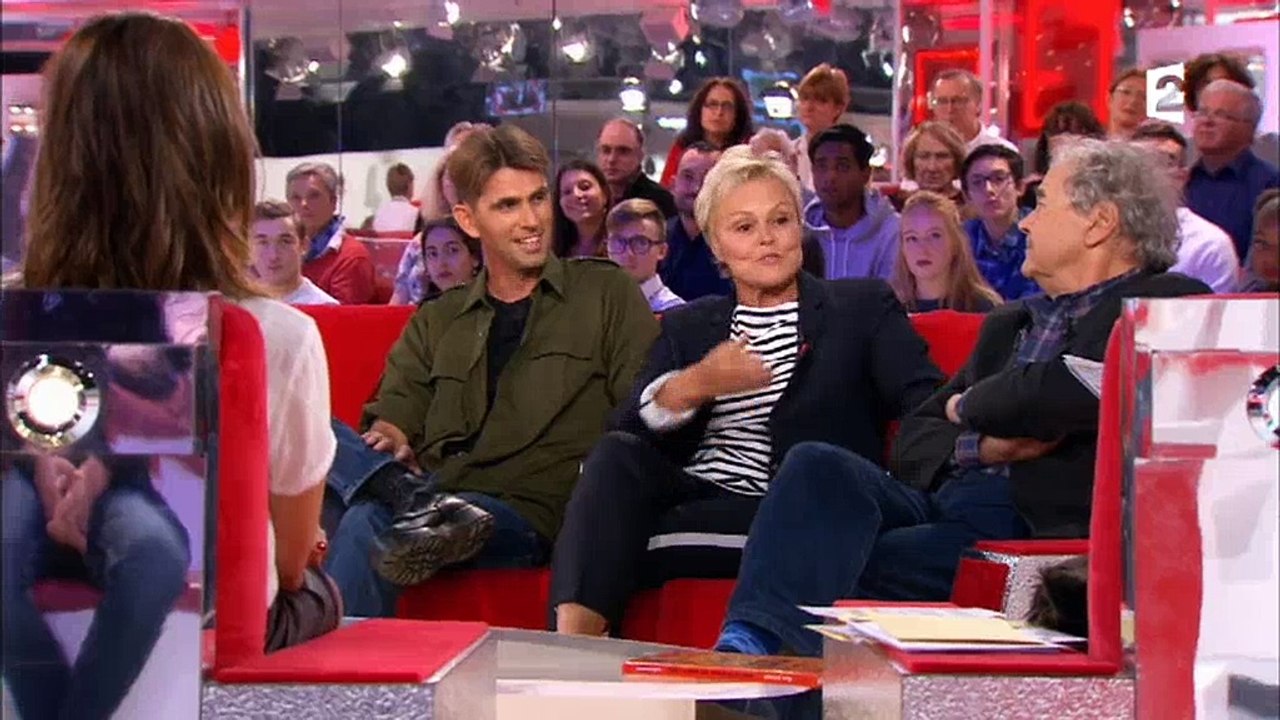 Muriel Robin agacée par Michel Drucker qui ne l'écoute pas dans "Vivement dimanche prochain" - Regardez