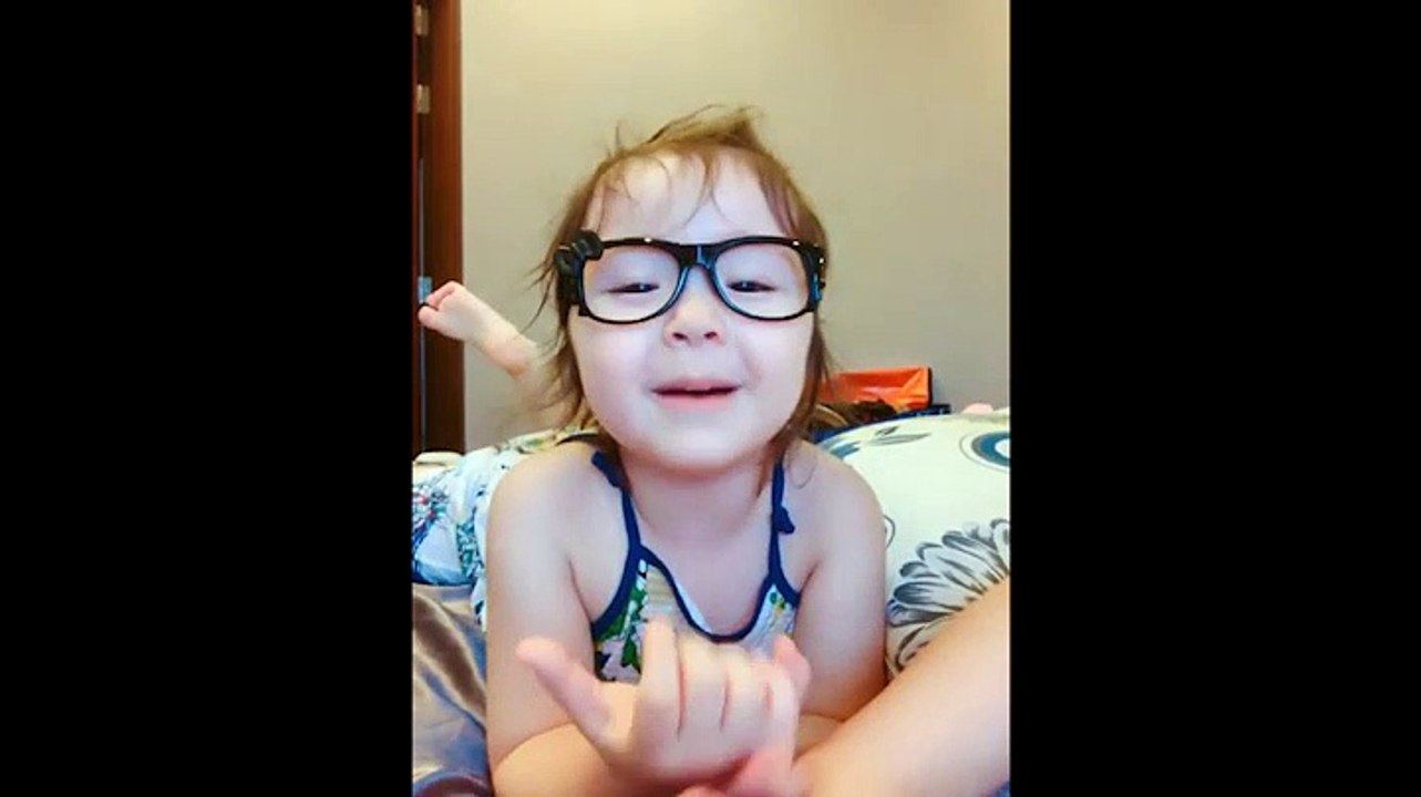 Cadie Mộc Trà nói tiếng Anh cực yêu cùng mẹ