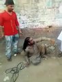 گوجرانوالہ کے نواحی علاقہ راہوالی میں شہری خلیل الرحمن نے جعلی عامل عارف مسیح کی درگت بناڈالی