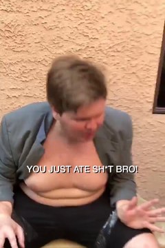 Ses potes lui font manger une crotte de chien pendant un jeu... Blague horrible