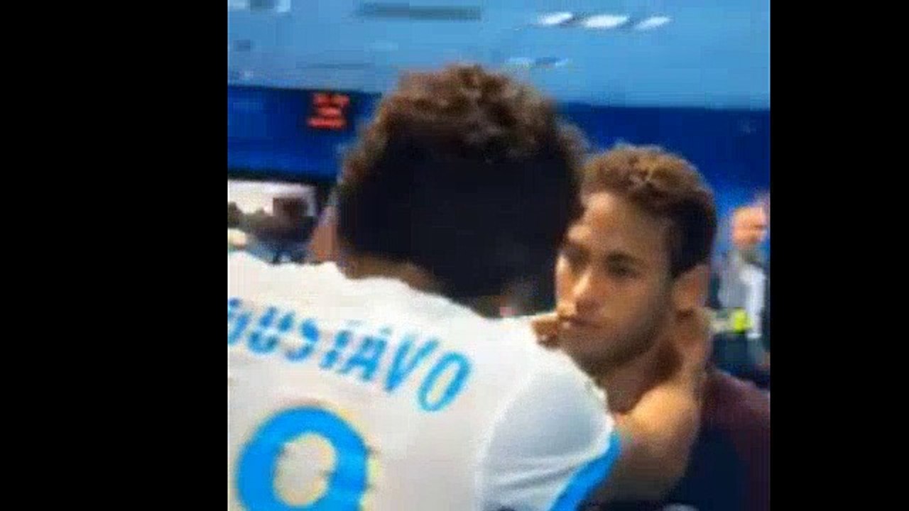 Belle image de Neymar et Gustavo qui se félicitent de leurs buts