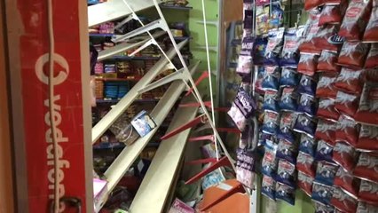 Kontrolden Çıkan Kamyonetle Büfeye Çarparak Durabildi