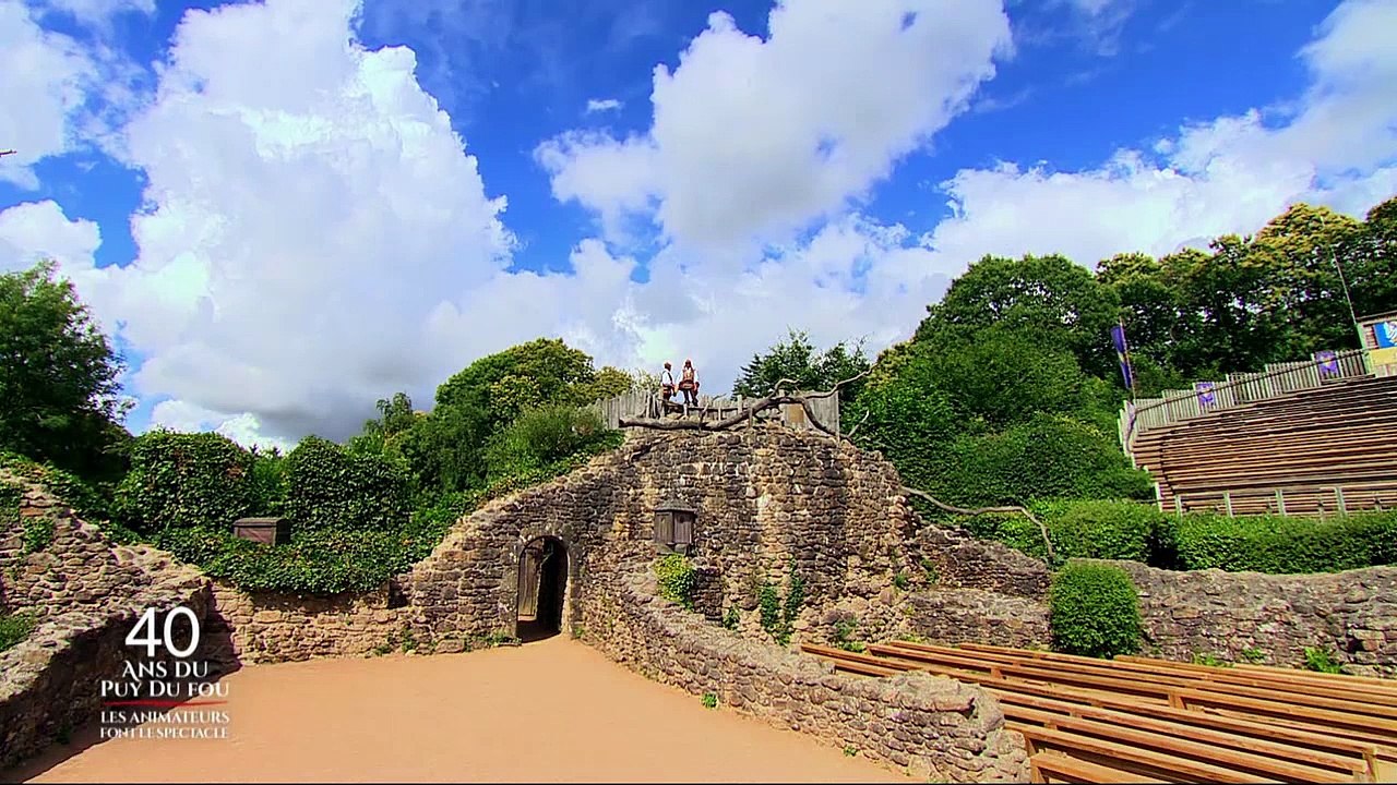 Ophélie Meunier devient fauconnière pour les "40 ans du Puy du Fou" diffusés mercredi soir sur M6 - Regardez