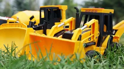 Treasure Hunt Part 4: Exciting Construction Digger Toys Discover Hidden Treasure 🚜