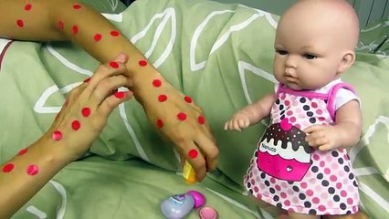 La mamá de la bebé Lucía tiene varicela, preparamos el desayuno con juguetes PlanToys Mundo Juguetes