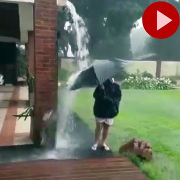 Fırtınada eğlenirken canından oluyordu