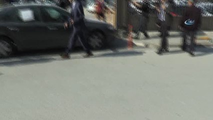 Valilik Binası Önünde Kendini Araca Kilitledi