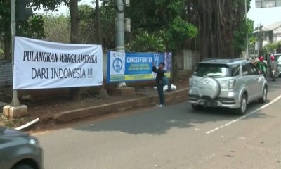 Pasca Ditolak AS, Spanduk Kecaman Bermunculan