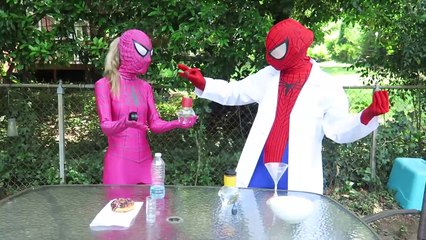 Dondurulmuş Elsa WEREWOLF ATTACK Örümcek Adam Öpücük Wonder Woman Joker Prank Süper