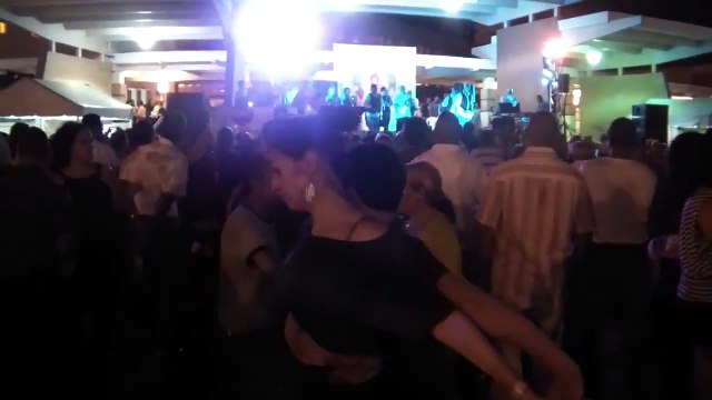 Un garçon de 14 ans demande à une dame si elle veut danser, ce qu’il fait quand elle prend sa main est incroyable !