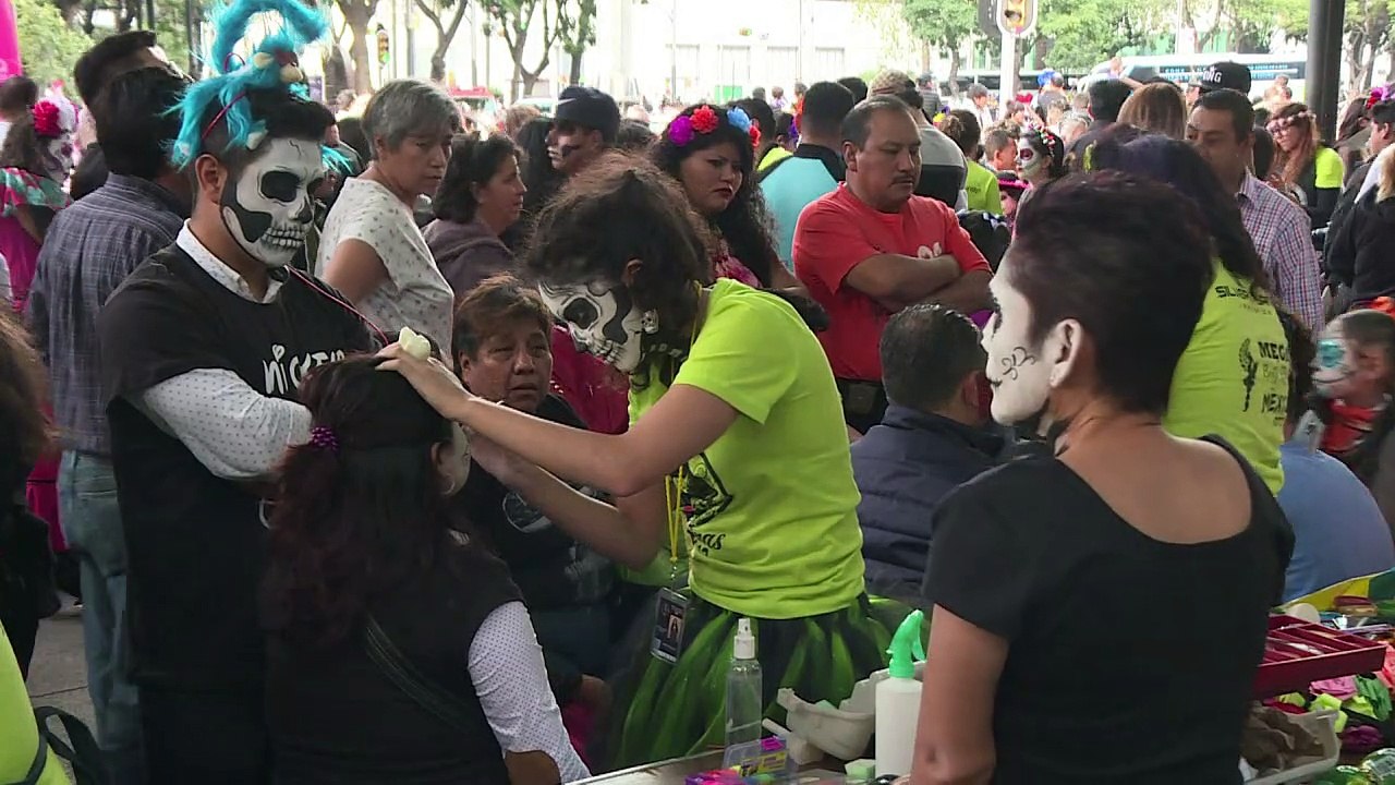 Mexique: défilé à Mexico à l'approche du Jour des morts