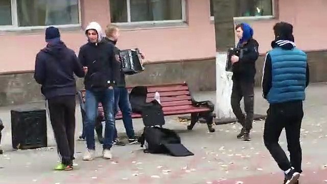 Настя Анастасия и Геннадий Горин танцуем танец в городе