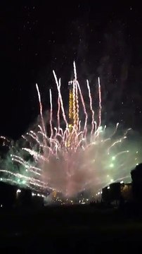 Un feu dartifice à la Tour Eiffel pour le tournage de Sense8