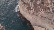 Marcher en équilibre sur une corde à 40m au-dessus de la mer !