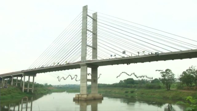 245 brésiliens sautent en balançoire d'un pont en même temps !
