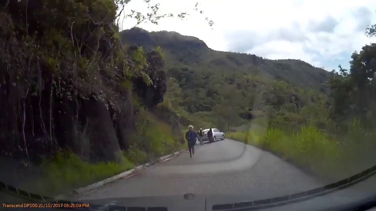 Il s'échappe en marche arrière de 4 braqueurs dans une voiture devant lui !