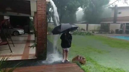 Ces images vont vous passer l'envie de jouer sous la pluie pendant l'orage