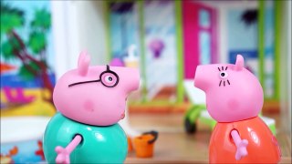 Peppa Pig Faz Cocô na Piscina com Pig George e Outras Histórias em Portugues