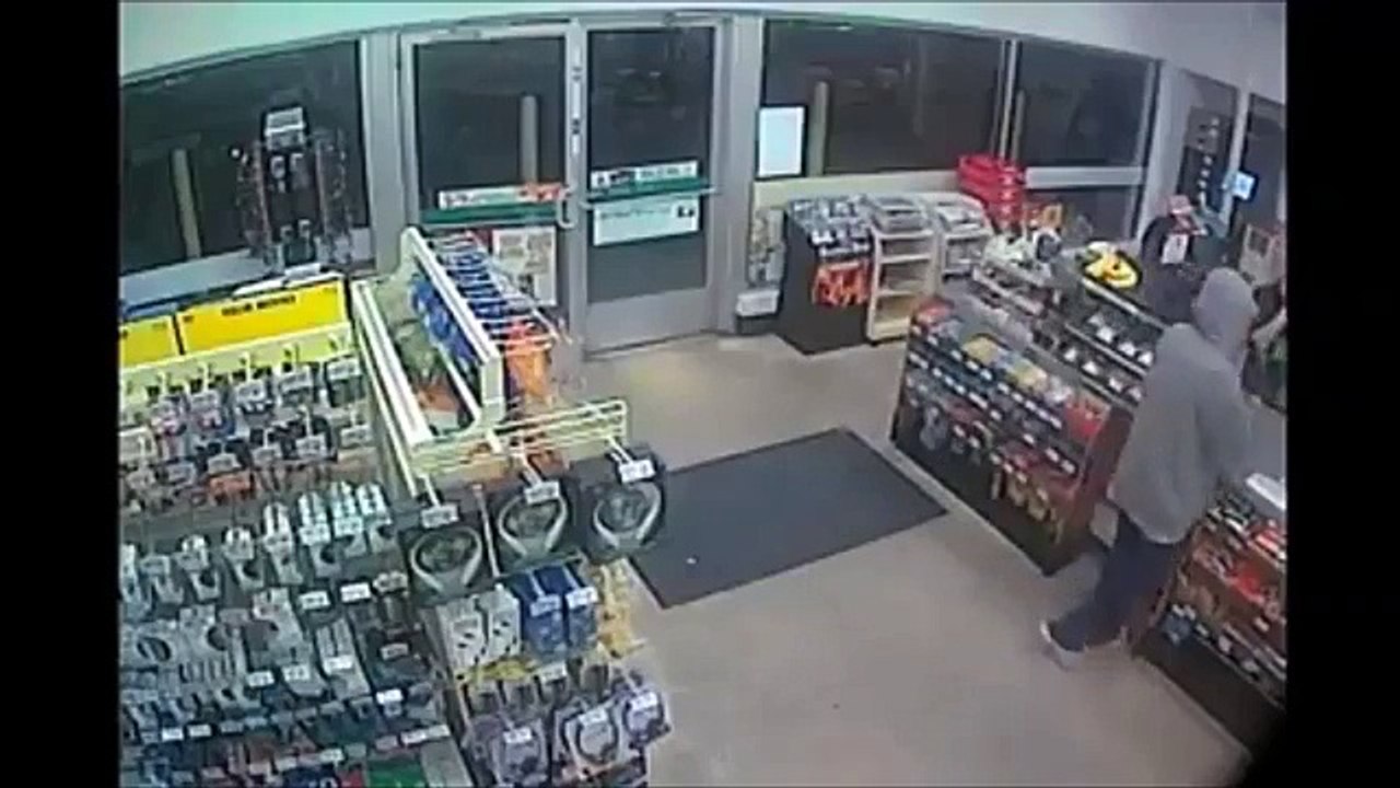 MUJER PILLADA ROBANDO