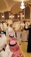 هياط بشكل جديد . توزيع عشرات الجوالات على ضيوف في حفل زواج