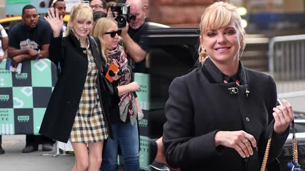Anna Faris Dodges Michael Barrett Dating Question