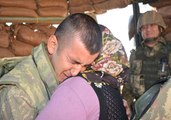 Sınırda Nöbet Tutan Askerle Ailesinin Duygulandıran Buluşması