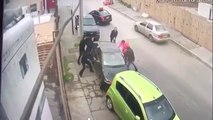 Ils bloquent des voleurs qui essaient de partir avec la voiture de leur pote... Courageux