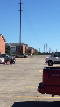 Il se fait arracher sa chaussure en essayant de faire de la moto pour la première fois... FAIL