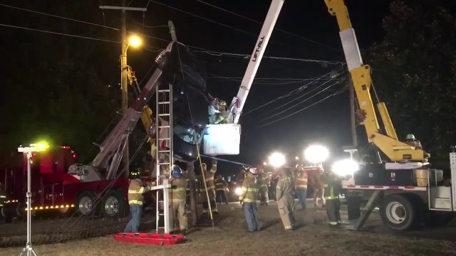 Mais comment cette conductrice s'est retrouvée coincée dans des lignes électriques avec sa voiture...