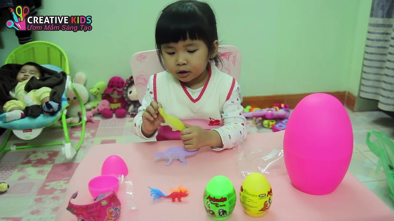 BÉ BÚN BÓC TRỨNG KHỦNG LONG - Dinosaurs surprise eggs | CreativeKids