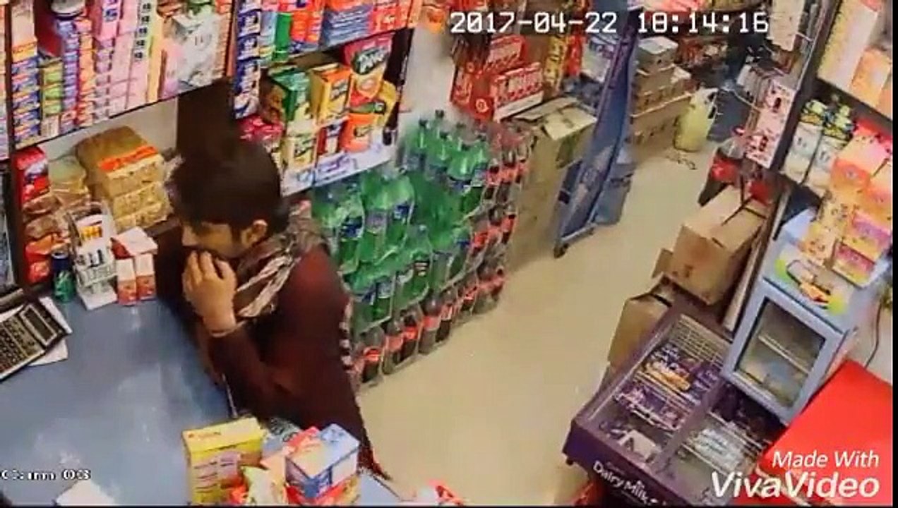 ویڈیو میں دیکھیں ان دو نوجوانوں نے کس طرح سٹور میں نہ صرف لوٹ مار کی بلکہ یہ سب کرنے کے بعد باآسانی فرار بھی ہو گئے۔