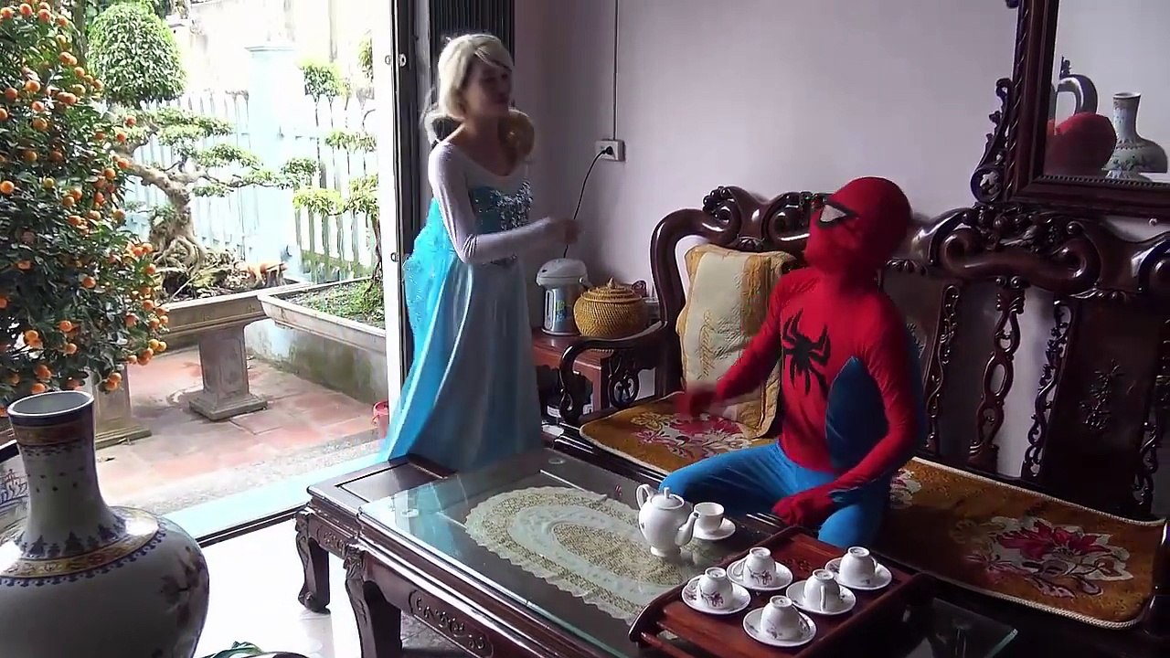 Elsa congelada XiXi dentro Banheiro e Palhaço vs Homem Aranha Preto Brincadeiras Criança Vídeos