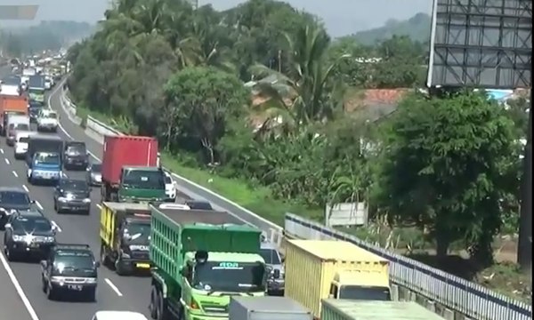 Arus Lalu Lintas Tol di Cikampek Tersendat
